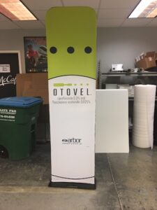 Retractable banner stand