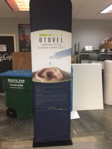 Retractable banner stand