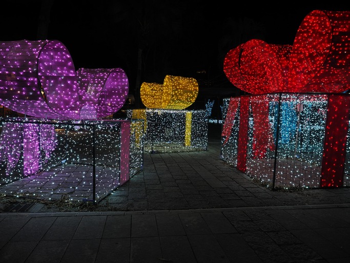 Ways To Design Holiday Print That Doesn’t Blend In